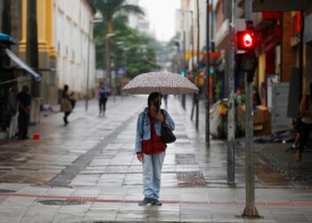 Campineira aguarda o sinal verde para cruzar a Francisco Glicério em dia chuvoso na última quarta-feira Foto: Leandro Ferreira/Hora Campinas