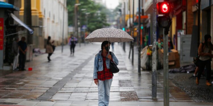 Campineira aguarda o sinal verde para cruzar a Francisco Glicério em dia chuvoso na última quarta-feira Foto: Leandro Ferreira/Hora Campinas