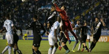 Os dois gols da partida saíram no segundo tempo, quando a Macaca jogou com um homem a mais. Fotos: Ricardo Chicarelli/ Londrina EC