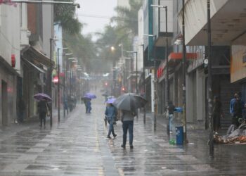 Rua 13 de Maio molhada, com as chuvas dos últimos dias: média de precipitação esperada para o mês era de 60,2mm, mas até agora já foram registrados 81,4mm Foto: Leandro Ferreira/Hora Campinas