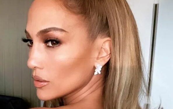 Celebridades, como Jennifer Lopez, aderem penteados inspirados nos anos 60 - Foto: Reprodução Instagram