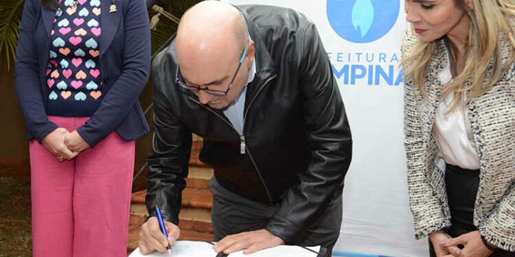 O prefeito Dário Saadi assinou o decreto da criação do cinturão na noite de segunda-feira (5). Foto: Eduardo Lopes/PMC