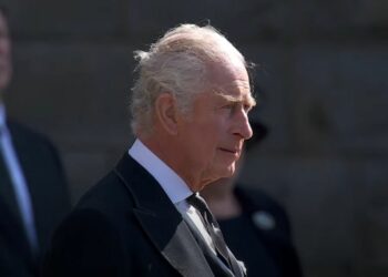 Charles III dirigiu-se nesta segunda-feira (12) de manhã ao parlamento britânico como novo rei - Foto: Reprodução Youtube