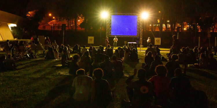 O Cine Dcult tem entrada franca no gramado em frente ao Centro de Convenções da Unicamp. Foto: Nina Peres/Divulgação