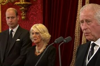 O rei Charles durante o seu discurso de posse: "Vou tentar seguir o exemplo inspirador que recebi" Foto: Reprodução