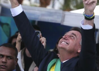 Bolsonaro no desfile cívico-militar: "imbrochável, imbrochável, imbrochável", bradou o presidente conclamando o público a repetir o bordão Foto: Marcelo Camargo/Agência Brasil