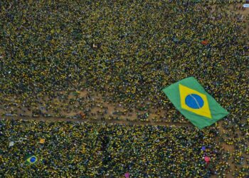 Milhares de pessoas lotaram o gramado da Esplanada: antes do desfile Bolsonaro desceu do Rolls Royce presidencial e fez uma breve caminhada a pé pelo Eixo Monumental Foto: Marcello Casal Jr/Agência Brasil
