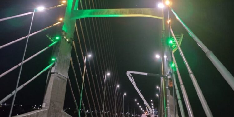 Ponte da Esperança é iluminada de verde e amarelo para homenagear Independência do Brasil Foto: PMH/Divulgação