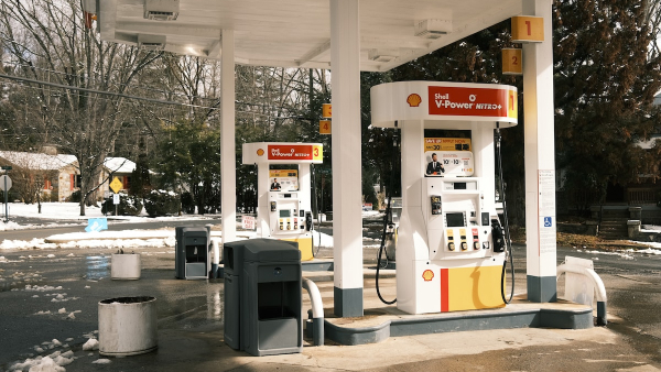 Baixa da gasolina e divulgação do PIB impactam economia nacional