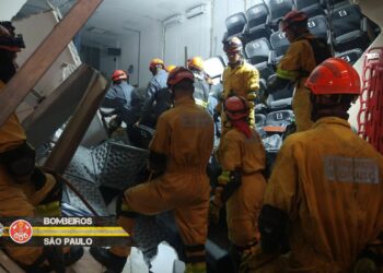 Bombeiros trabalham no desabamento de arquibancada em  Itapecerica da Serra. Foto: Corpo de Bombeiros/Divulgação