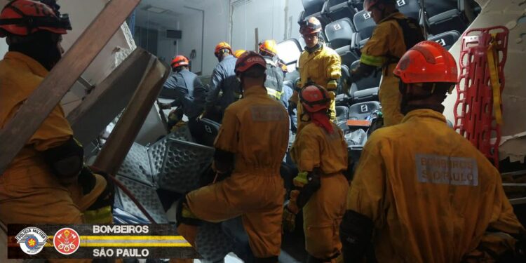 Bombeiros trabalham no desabamento de arquibancada em  Itapecerica da Serra. Foto: Corpo de Bombeiros/Divulgação