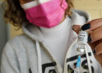 As vacinas estão disponíveis sem agendamento em 66 centros de saúde da cidade - Foto: Carlos Bassan/Divulgação PMC