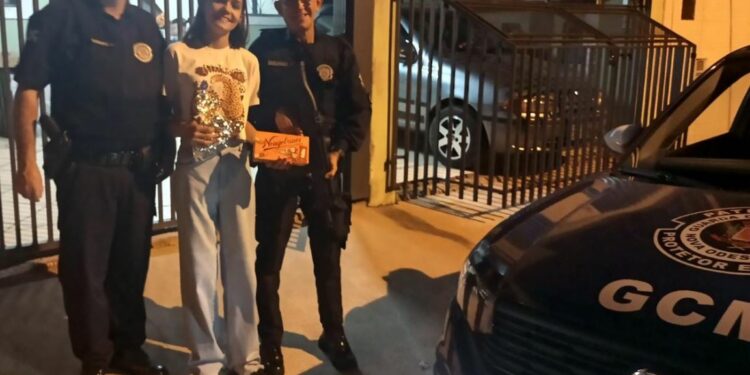Menina é resgatada e ganha uma caixa de chocolate dos guardas Foto: Divulgação