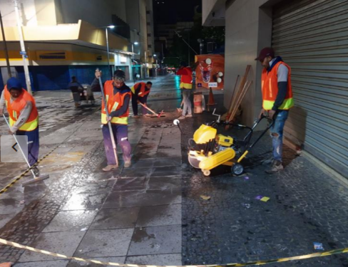 Equipe realiza corte do piso e escavação para colocação das pilastras - Foto: Divulgação PMC