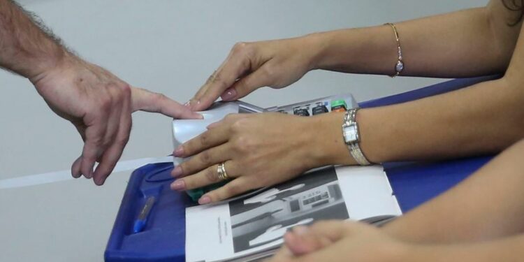 Na hora de votar cidadão pode informar ao mesário sobre suas limitações, para que sejam providenciadas soluções adequadas - Foto: José Cruz/Agência Brasil