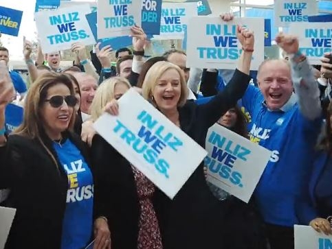 Liz Truss é eleita primeira-ministra do Reino Unido no lugar de Boris Johnson