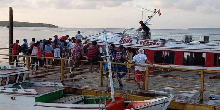Segundo as autoridades marítimas, a lancha tinha capacidade para 82 pessoas, incluindo tripulantes - Foto: Secretaria de Estado de Segurança Pública e Defesa Social