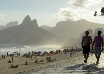 Praia de Ipanema, no Rio: gradativa reação econômica com o controle da crise sanitária também explica esses bons números Foto: Tomaz Silva/Agência Brasil