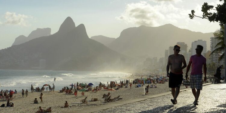 Praia de Ipanema, no Rio: gradativa reação econômica com o controle da crise sanitária também explica esses bons números Foto: Tomaz Silva/Agência Brasil