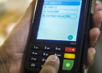 Máquina de cartão crédito e débito: importante tomar cuidado ao digitar a senha e verificar se o cartão devolvido é, realmente, o correto Foto: Marcello Casal Jr/Agência Brasil