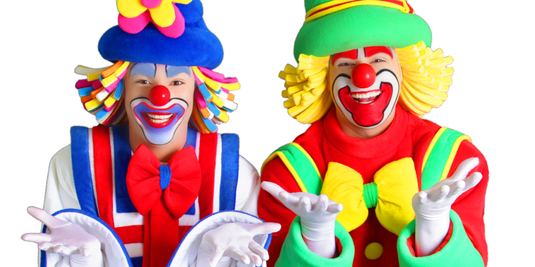 Dupla de palhaços Patati Patatá se apresenta em circo em Campinas