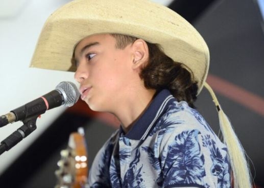 Cantor mirim de Campinas lança música em homenagem aos caminhoneiros