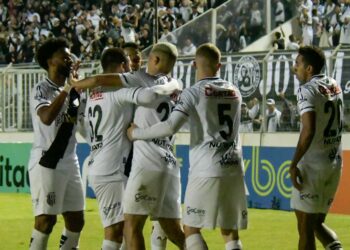 Jogadores celebram: gols de Wallisson e Lucca garantiram o triunfo Foto: Álvaro Jr./PontePress