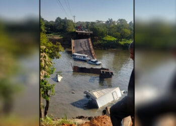 A ponte desabou na manhã de quarta-feira: há 15 desaparecidos. Foto: Reprodução