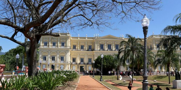 Museu Nacional mostra fachada restaurada 4 anos após incêndio