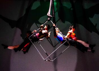 Ao longo da montagem, com 55 minutos de duração, o quarteto de artistas possibilita o encontro entre o teatro de sombras e as acrobacias aéreas. Fotos: Michelle Barbosa/Divulgação