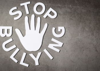 Bullying é uma prática que precisa ser combatida, pois afeta milhões de crianças, adolescentes e famílias no mundo com consequências graves - Foto: Freepik