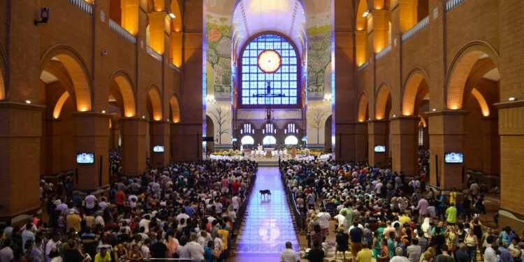 Missa de Nossa Senhora Aparecida no Santuário Nacional: capacidade para 35 mil fiéis. Foto: Rovena Rosa/Agência Brasil