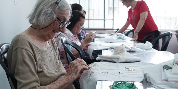 Aos 94 anos, dona Celina borda com agilidade. Fotos: Divulgação
