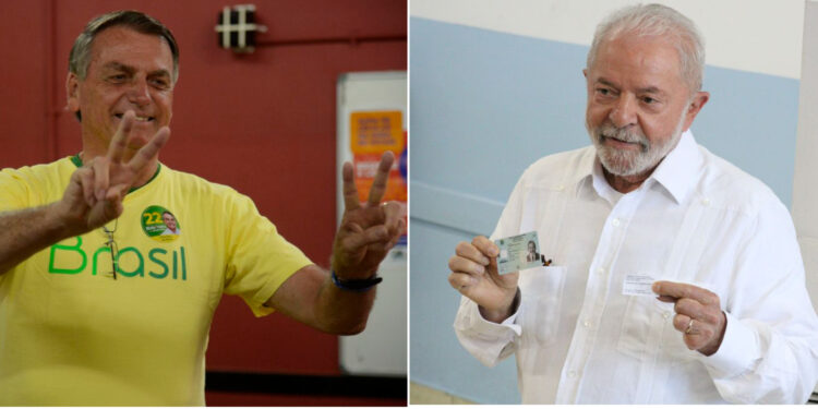 Bolsonaro e Lula posam para fotos após depositarem seus votos nesta manhã