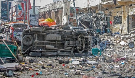 Ataque na Somália causa a morte de pelo menos 100 pessoas