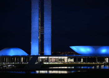Congresso Nacional iluminado de azul: campanha alerta sobre importância de cuidados com saúde masculina - Foto: Valter Campanato/Agência Brasil