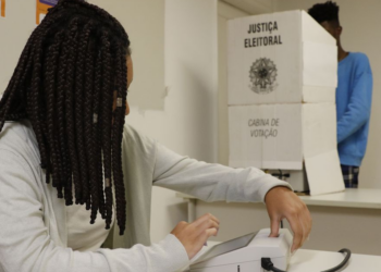 Os observadores relataram dificuldades na identificação de eleitores pela biometria e mesários que pediram para que todos os eleitores assinassem o caderno de votação - Foto: Fernando Frazão/Agência Brasil