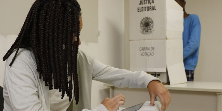Os observadores relataram dificuldades na identificação de eleitores pela biometria e mesários que pediram para que todos os eleitores assinassem o caderno de votação - Foto: Fernando Frazão/Agência Brasil