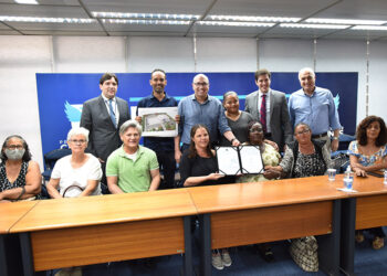 Prefeito, secretário e equipe de apoio comemoram com moradores do Bassolli: renda, trabalho e cidadania Foto: Carlos Bassan/Divulgação