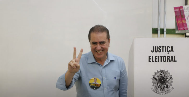 Jonas Donizette, candidato a deputado federal, vota na Milton de Tolosa