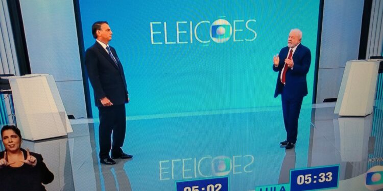Bolsonaro e Lula durante o debate da Rede Globo na noite desta sexta-feira (28)