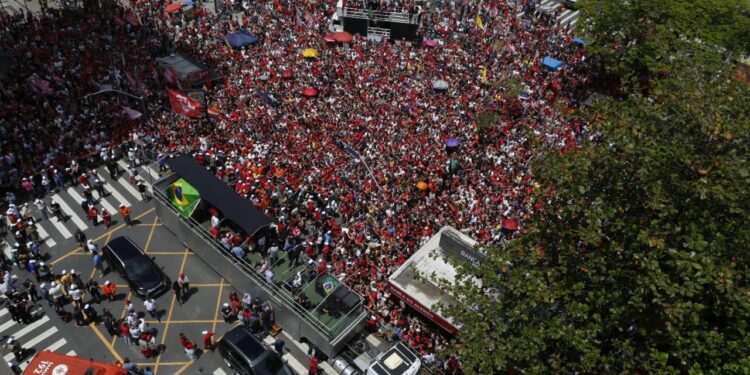 Multidão acompanha a visita de Lula a Campinas no Centro Fotos: Leandro Ferreira/Hora Campinas