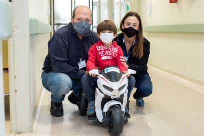 Crianças vão para o centro cirúrgico em clima de diversão