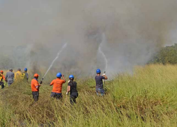 Treinamento em combate ao fogo para moradores de áreas vulneráveis auxilia no combate aos focos de incêndios - Foto: Eduardo Lopes/Divulgação PMC