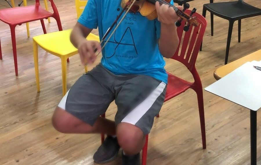 Por meio das aulas de violino, adolescente que cumpre medidas socieducativas em Campinas encontra novas perspectivas de vida Foto: Divulgação