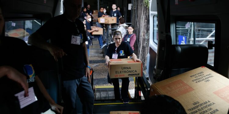 Operação para transporte das urnas a partir do Fórum no Centro de Campinas, durante o primeiro turno. Fotos: Leandro Ferreira/Hora Campinas