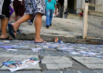 Rastro de campanha: ruas sujas em busca do voto de última hora. Fotos: Leandro Ferreira e Francisco Lima Neto