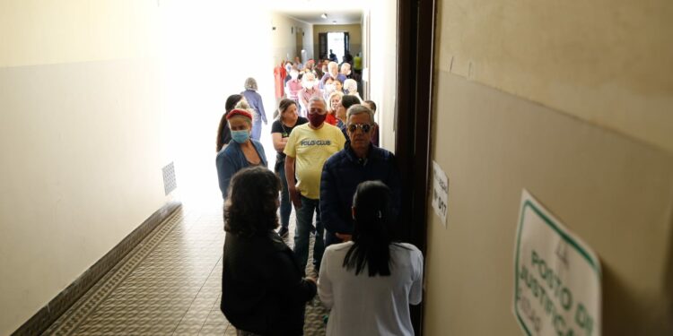 Eleitores aguardam em fila no Colégio carlos Gomes, Centro de Campinas. Fotos: Leandro Ferreira/Hora Campinas