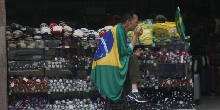 Na Avenida Francisco Glicério, Centro de Campinas, homem com a bandeira do Brasil divaga em pensamentos Foto: Leandro Ferreira/Hora Campinas