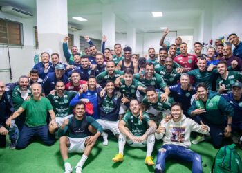 Atletas do Guarani comemoram muito a vitória sobre o Londrina, a quarta consecutiva no Campeonato Brasileiro da Série B de 2022 Foto: Thomaz Marostegan/Guarani FC